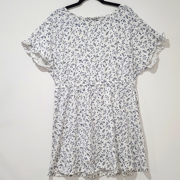 White dress with blue flowers - Picture 1 of 5